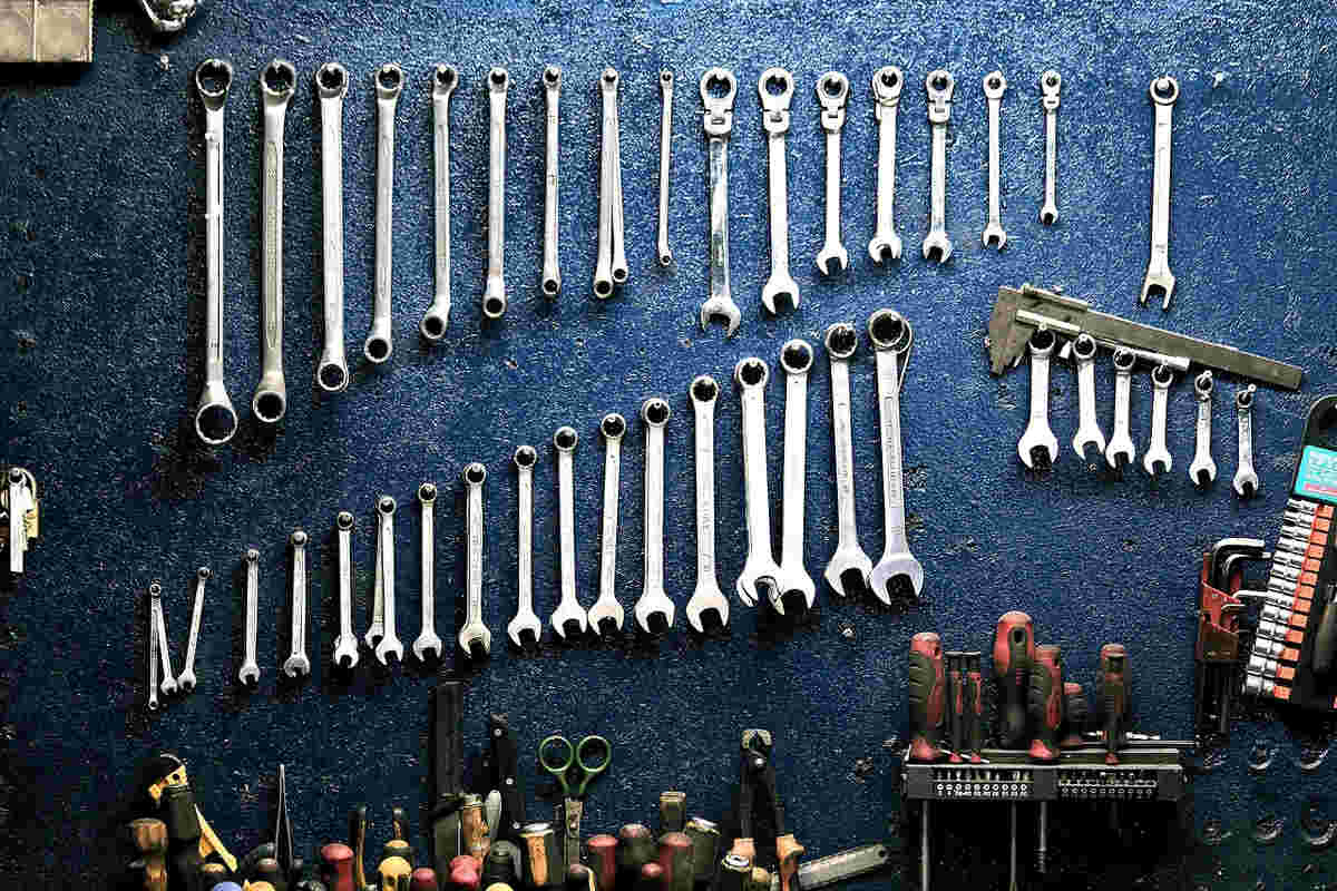 Własny warsztat z narzędziami  – jak go urządzić?